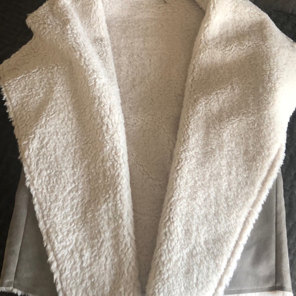 Faux Sherpa Vest in Gray Size Large (Juniors) - Picture 5 of 5